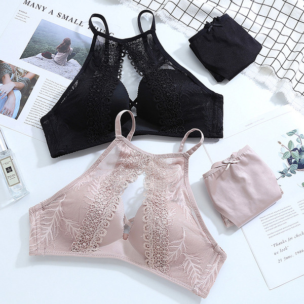 Μοντέρνα γυναικεία εσώρουχα σε μαύρο και μπεζ χρώμα