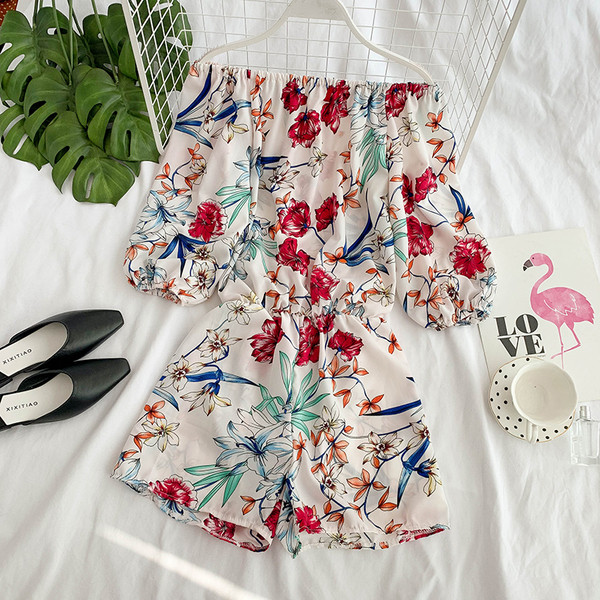 ΝΕΕΣ μοντέρνες γυναικείες φόρμες με floral μοτίβο