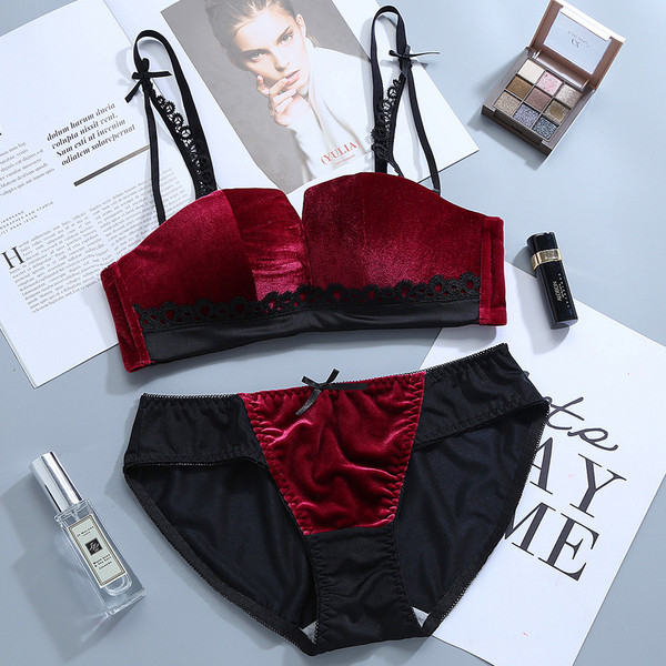 Intim fehérnemű bársonnyal és csipkével három színben