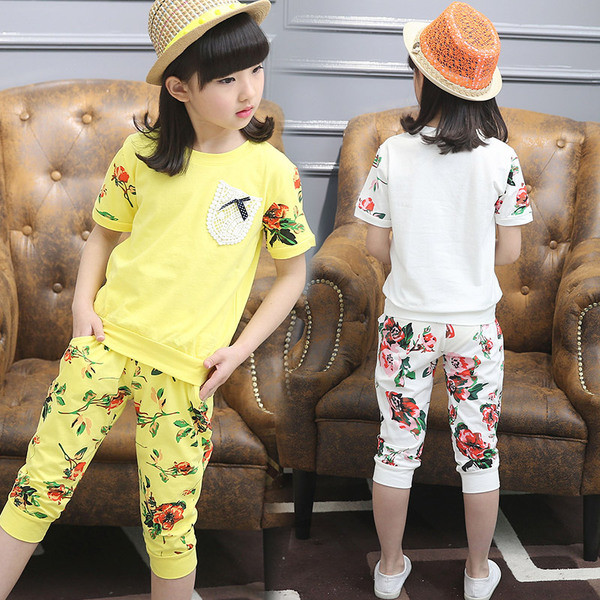 Modern, két részből álló gyerekszett négy színben virágmotívumokkal