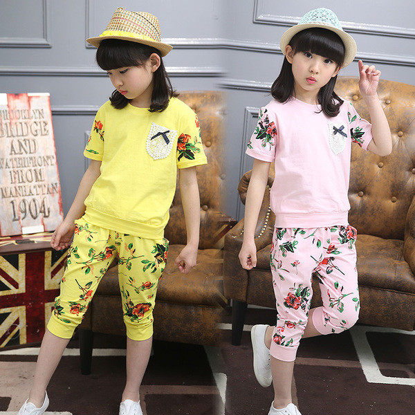 Modern, két részből álló gyerekszett négy színben virágmotívumokkal