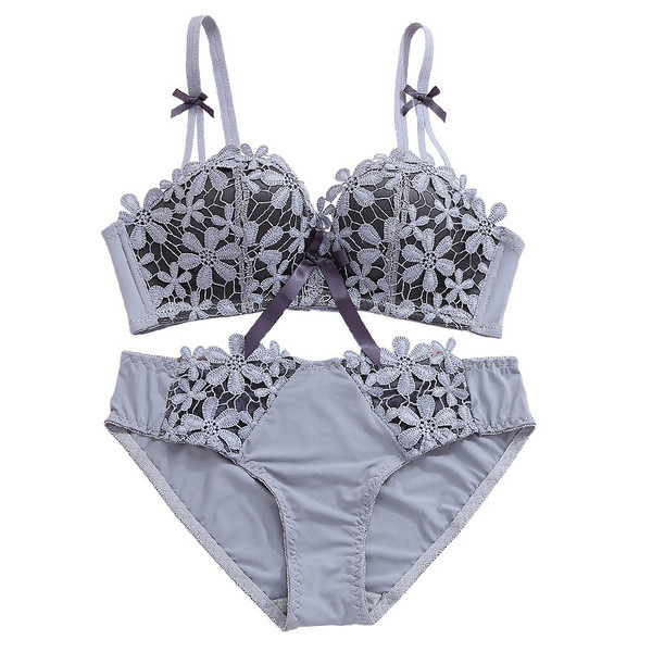 Μοντέρνα γυναικεία σειρά με φυτικά μοτίβα σε τρία χρώματα