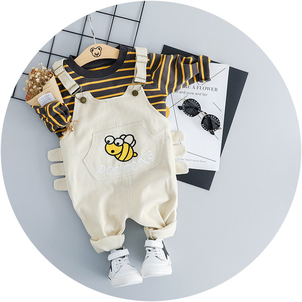 Kétrészes, hímzéssel ellátott alkalmi gyerekkészlet fiúknak