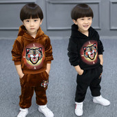 Gyerekcsapat fiúknak színes hímzéssel két részben, két színben