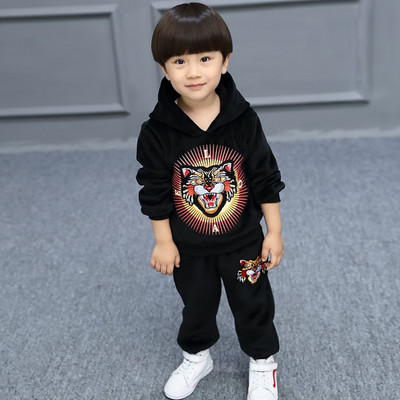 Gyerekcsapat fiúknak színes hímzéssel két részben, két színben