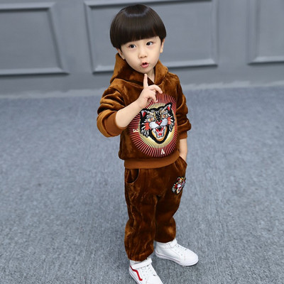 Gyerekcsapat fiúknak színes hímzéssel két részben, két színben