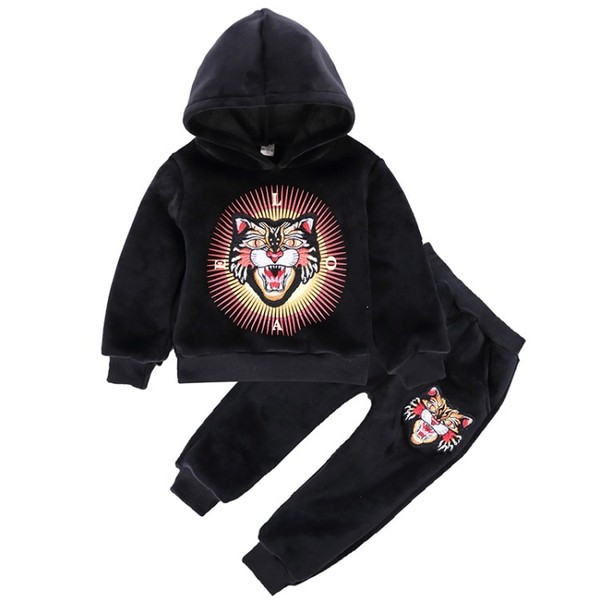 Gyerekcsapat fiúknak színes hímzéssel két részben, két színben