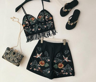 Σετ γυναικών με κεντήματα σε μαύρο και άσπρο χρώμα