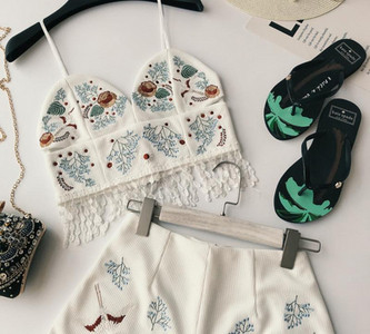 Σετ γυναικών με κεντήματα σε μαύρο και άσπρο χρώμα