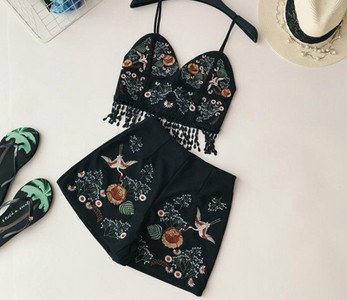 Σετ γυναικών με κεντήματα σε μαύρο και άσπρο χρώμα