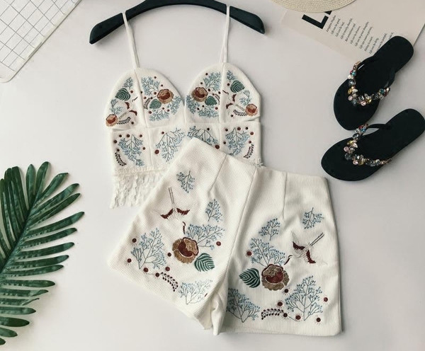 Σετ γυναικών με κεντήματα σε μαύρο και άσπρο χρώμα