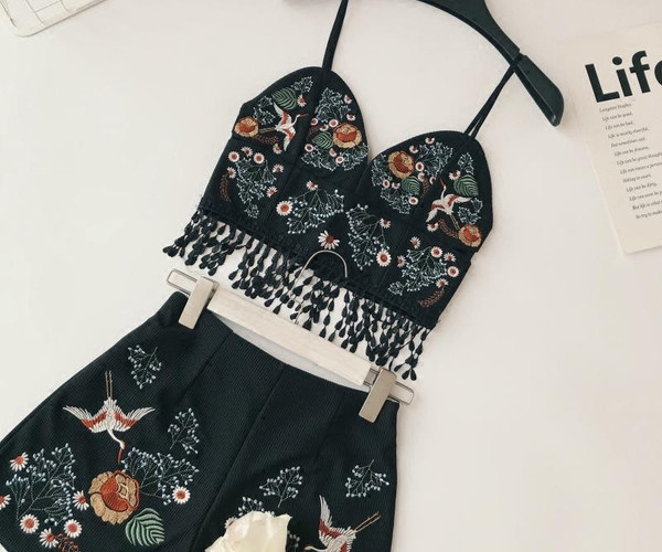 Σετ γυναικών με κεντήματα σε μαύρο και άσπρο χρώμα