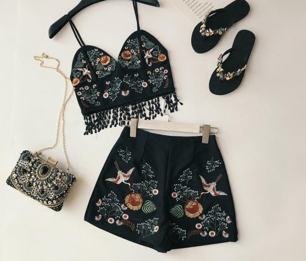 Σετ γυναικών με κεντήματα σε μαύρο και άσπρο χρώμα