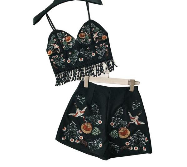 Σετ γυναικών με κεντήματα σε μαύρο και άσπρο χρώμα