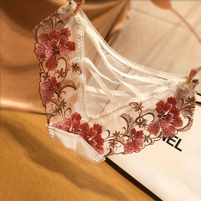 Μοντέρνα γυναικεία εσώρουχα με δαντέλα σε διάφορα χρώματα