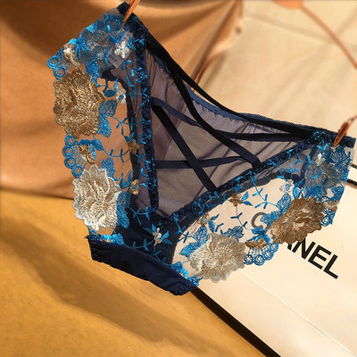 Μοντέρνα γυναικεία εσώρουχα με δαντέλα σε διάφορα χρώματα