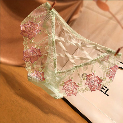 Μοντέρνα γυναικεία εσώρουχα με δαντέλα σε διάφορα χρώματα