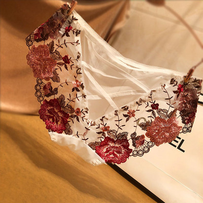 Μοντέρνα γυναικεία εσώρουχα με δαντέλα σε διάφορα χρώματα