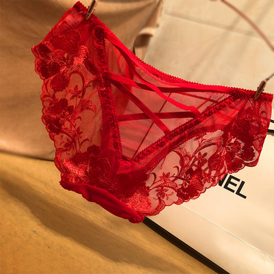 Μοντέρνα γυναικεία εσώρουχα με δαντέλα σε διάφορα χρώματα