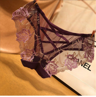 Μοντέρνα γυναικεία εσώρουχα με δαντέλα σε διάφορα χρώματα