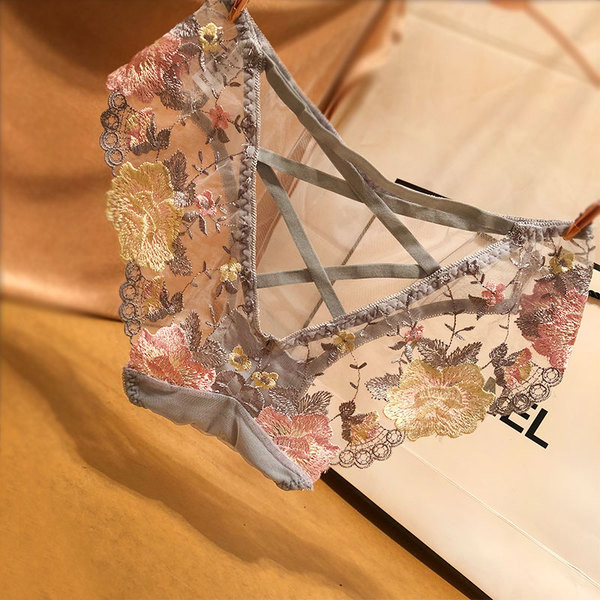 Μοντέρνα γυναικεία εσώρουχα με δαντέλα σε διάφορα χρώματα