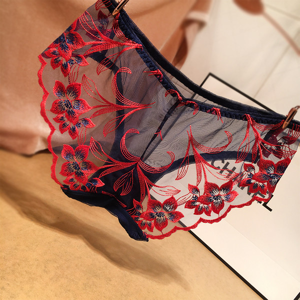 Γυναικεία εσώρουχα  με φυτικά μοτίβα σε διάφορα χρώματα
