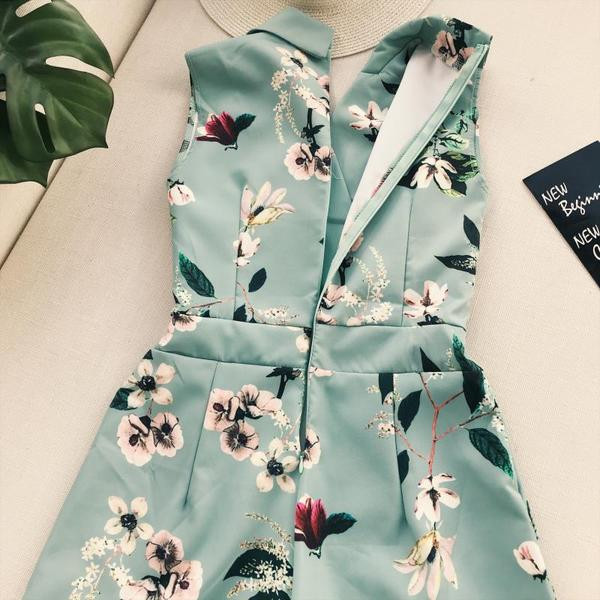 Κομψές γυναικείες φόρμες με ντεκολτέ σε σχήμα V