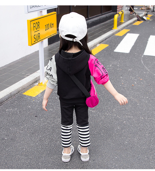 Kétrészes sport-napi gyerekcsapat lányoknak színes elemekkel