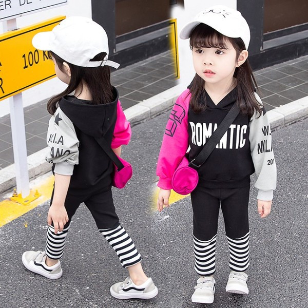 Kétrészes sport-napi gyerekcsapat lányoknak színes elemekkel