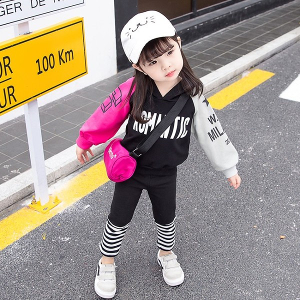 Kétrészes sport-napi gyerekcsapat lányoknak színes elemekkel