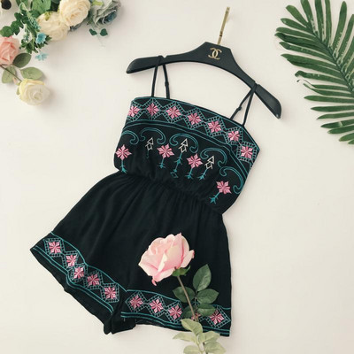 Rövid női overall három színben hímzéssel