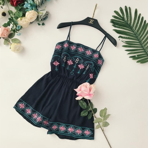 Rövid női overall három színben hímzéssel