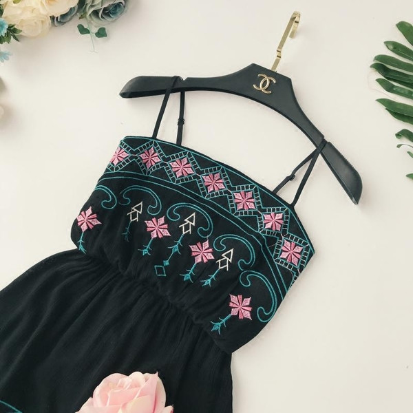 Rövid női overall három színben hímzéssel