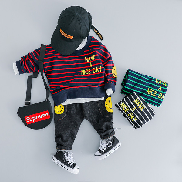 Modern gyerek szett fiúknak csíkos felsővel, három színben felirattal