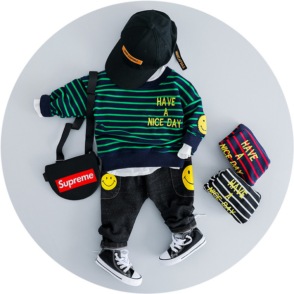 Modern gyerek szett fiúknak csíkos felsővel, három színben felirattal