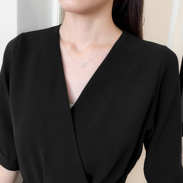 Női kombiné V-nyakú fekete színben