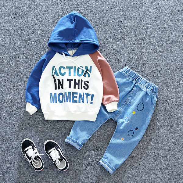 Modern gyerek szett fiúknak pulóverben és farmerben, két színben