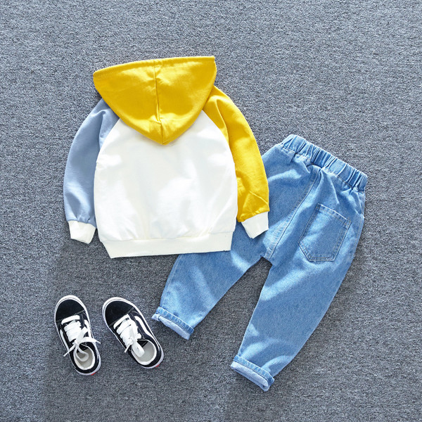 Modern gyerek szett fiúknak pulóverben és farmerben, két színben