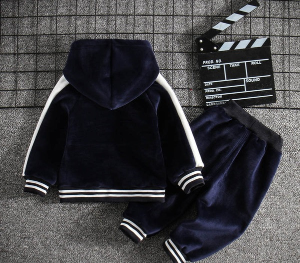 Modern sportcsapat fiúknak és lányoknak, kétszínű feliratokkal