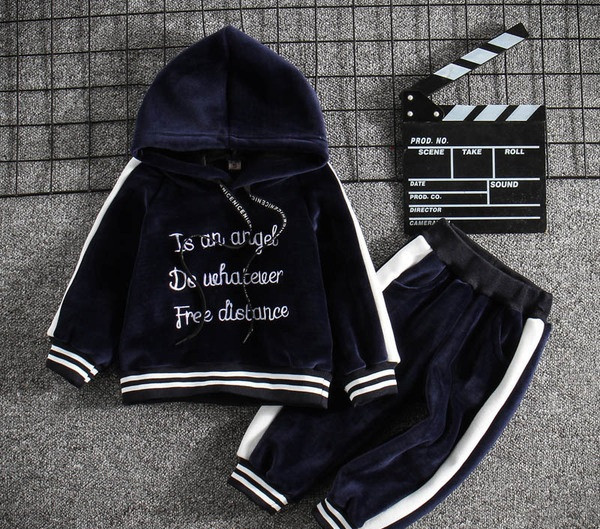 Modern sportcsapat fiúknak és lányoknak, kétszínű feliratokkal