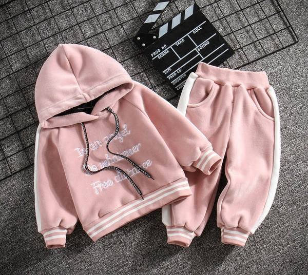 Modern sportcsapat fiúknak és lányoknak, kétszínű feliratokkal