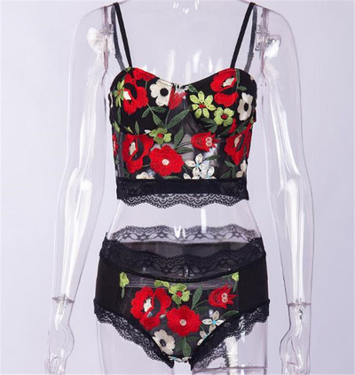 Μοντέρνα εσώρουχα δύο τεμαχίων σε μαύρο χρώμα με floral μοτίβα