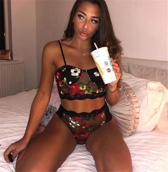 Μοντέρνα εσώρουχα δύο τεμαχίων σε μαύρο χρώμα με floral μοτίβα