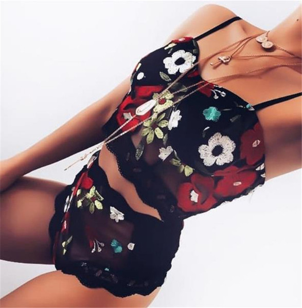 Μοντέρνα εσώρουχα δύο τεμαχίων σε μαύρο χρώμα με floral μοτίβα