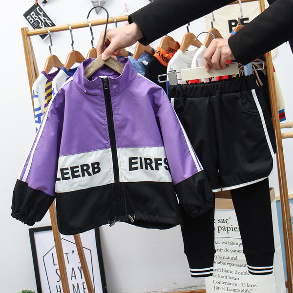 Modern gyerek sportruha fiúknak két színben felirattal