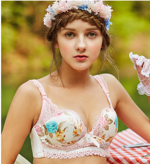 Finom női szett fehér színben csipkével és virágmotívumokkal