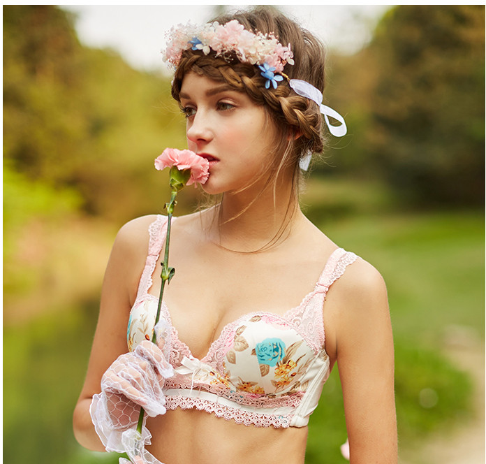 Finom női szett fehér színben csipkével és virágmotívumokkal