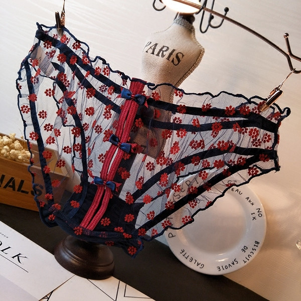 Átlátszó fehérnemű virágos motívumokkal és szalagokkal több színben