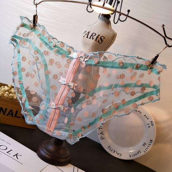 Átlátszó fehérnemű virágos motívumokkal és szalagokkal több színben