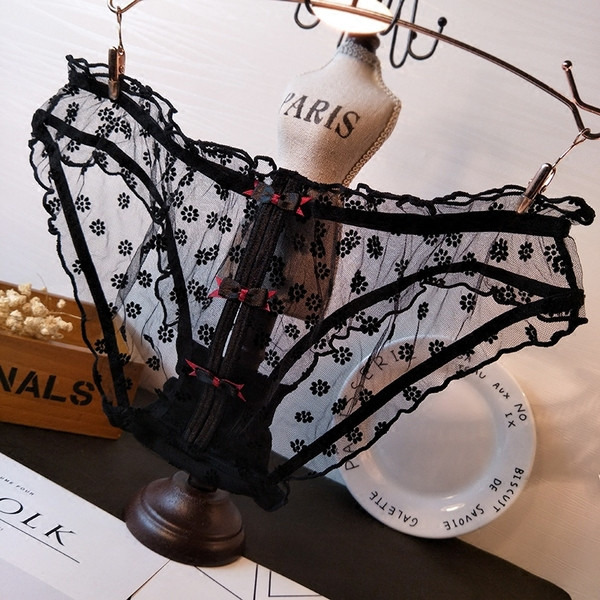 Átlátszó fehérnemű virágos motívumokkal és szalagokkal több színben